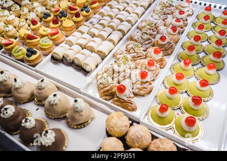 Panificio italiano, pasticceria tradizionale siciliana. Prodotti freschi e gustosi Foto Stock