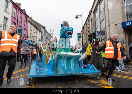 Downpatrick, Regno Unito. 17th Mar, 2023. Downpatrick UK.17th Marzo, la sfilata di San Patrizio ci sono stati molti carri colorati e costumi indossati durante la sfilata che si è inzidita nel centro della città Credit: Bonzo/Alamy Live News Foto Stock