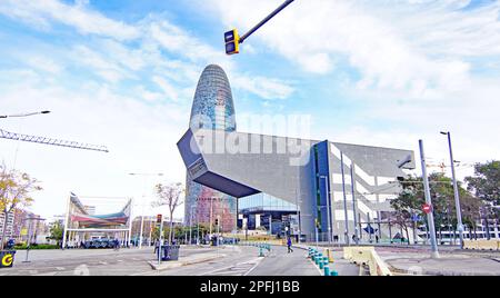 Torre Agbar e Museu del Disseny a Barcellona, Catalunya, Spagna, Europa Foto Stock