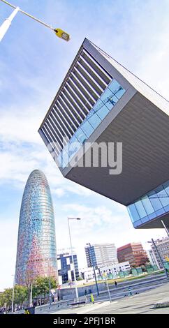 Torre Agbar e Museu del Disseny a Barcellona, Catalunya, Spagna, Europa Foto Stock