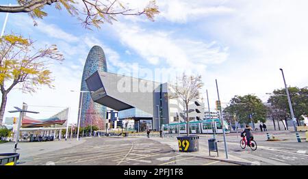 Torre Agbar e Museu del Disseny a Barcellona, Catalunya, Spagna, Europa Foto Stock