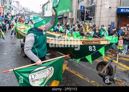 Downpatrick, Regno Unito. 17th Mar, 2023. Downpatrick UK.17th Marzo, la sfilata di San Patrizio ci sono stati molti carri colorati e costumi indossati durante la sfilata che si è inzidita nel centro della città Credit: Bonzo/Alamy Live News Foto Stock