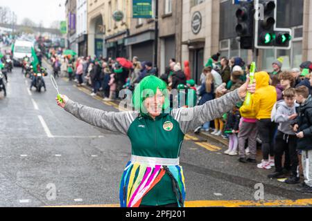 Downpatrick, Regno Unito. 17th Mar, 2023. Downpatrick UK.17th Marzo, la sfilata di San Patrizio ci sono stati molti carri colorati e costumi indossati durante la sfilata che si è inzidita nel centro della città Credit: Bonzo/Alamy Live News Foto Stock