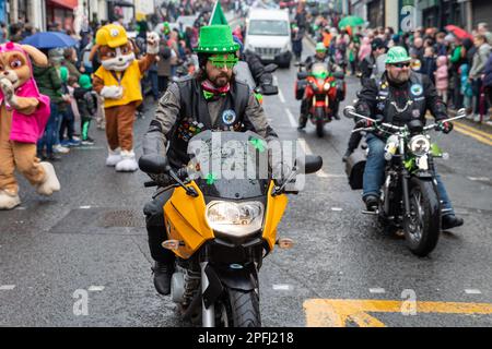 Downpatrick, Regno Unito. 17th Mar, 2023. Downpatrick UK.17th Marzo, la sfilata di San Patrizio ci sono stati molti carri colorati e costumi indossati durante la sfilata che si è inzidita nel centro della città Credit: Bonzo/Alamy Live News Foto Stock