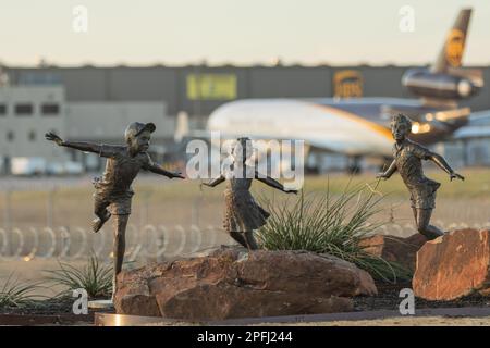 Creata da Dennis Smith, questa scultura intitolata "Share the Dream" si trova presso il Founders Plaza dell'aeroporto internazionale Fort Worth di Dallas in Texas. Foto Stock