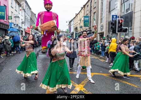 Downpatrick, Regno Unito. 17th Mar, 2023. Downpatrick UK.17th Marzo, la sfilata di San Patrizio ci sono stati molti carri colorati e costumi indossati durante la sfilata che si è inzidita nel centro della città Credit: Bonzo/Alamy Live News Foto Stock