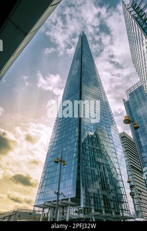 Lo Shard è un grattacielo di settanta due piani a Southwark, Londra. Progettato dall'architetto italiano Renzo piano, lo Shard era precedentemente conosciuto come Londra Foto Stock