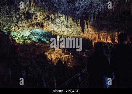 Eccentrico, stalattiti e stalagmiti nella grotta El Soplao, grotta situata nei comuni di Rionansa, Valdáliga e Herrerías, Cantabria, SPAGNA Foto Stock