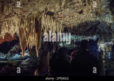 Eccentrico, stalattiti e stalagmiti nella grotta El Soplao, grotta situata nei comuni di Rionansa, Valdáliga e Herrerías, Cantabria, SPAGNA Foto Stock