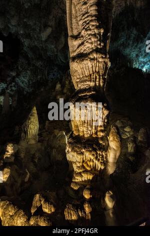 Eccentrico, stalattiti e stalagmiti nella grotta El Soplao, grotta situata nei comuni di Rionansa, Valdáliga e Herrerías, Cantabria, SPAGNA Foto Stock