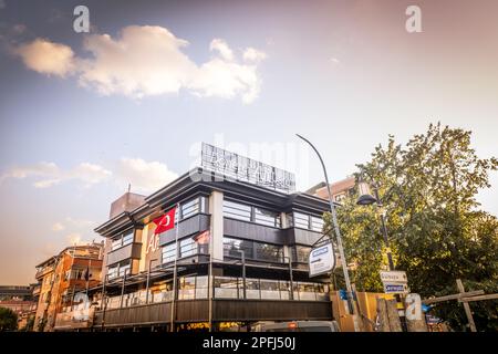 Maltepe, Istanbul, Turchia - 07.22.2021: Famoso Donerci Ali Usta (doner kebab dal Maestro Ali) edificio ristorante e alcuni clienti auto e persone sono Foto Stock