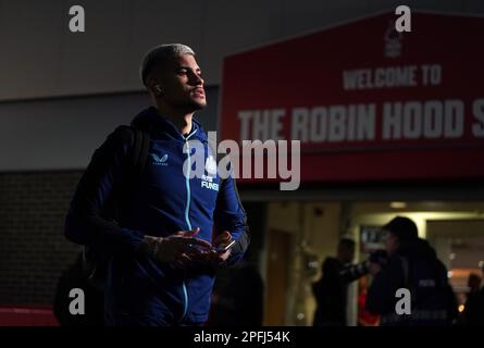 Bruno Guimaraes del Newcastle United arriva a terra per la partita della Premier League al City Ground di Nottingham. Data immagine: Venerdì 17 marzo 2023. Foto Stock