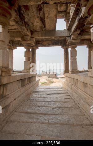 Rovine sulla collina di Hemakuta a Hampi. Hampi, la capitale dell'impero Vijayanagar, è un sito patrimonio dell'umanità dell'UNESCO. Foto Stock