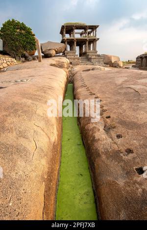 Un padiglione in granito a due piani sul Colle Hemakuta ad Hampi. Hampi, la capitale dell'impero Vijayanagar, è un sito patrimonio dell'umanità dell'UNESCO. Foto Stock