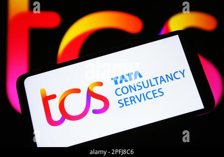 In questa immagine, sullo schermo dello smartphone viene visualizzato il logo Tata Consultancy Services (TCS). Foto Stock