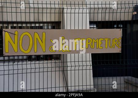 Marsiglia, Francia. 16th Mar, 2023. Un cartello si appende sulla recinzione durante la dimostrazione. Su invito di diverse organizzazioni sindacali di insegnanti, insegnanti e genitori di studenti delle scuole di Castellane Saint-André (16th) e Francesco-Moisson (2nd) dimostrano di fronte alla direzione dipartimentale dei servizi educativi (DSDEN) contro la probabile chiusura delle classi all'inizio del prossimo anno scolastico. (Foto di Gerard Bottino/SOPA Images/Sipa USA) Credit: Sipa USA/Alamy Live News Foto Stock