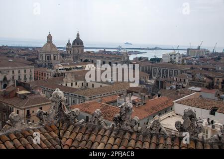 Centro storico di Catania visto dal campanile della chiesa di San Giulano Foto Stock