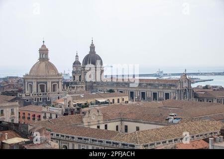 Centro storico di Catania visto dal campanile della chiesa di San Giulano Foto Stock