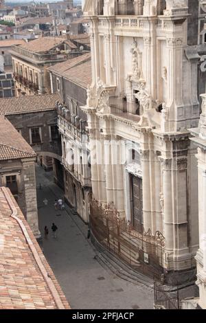 A Catania , Italia, sulla 08-09-22, Via Crociferi in centro storico, vista dal campanile della chiesa di San Giulano Foto Stock