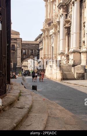 A Catania , Italia, sulla 08-09-22, arco benedettino e bella strada Crociferi in centro storico Foto Stock