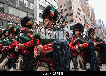 La gente marzo nel 262nd annuale St. Parata del giorno di Patrick il 17 marzo 2023 a New York City. Foto Stock