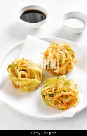 Tempura kakiage giapponese. Verdure fritte in stile asiatico. Vista ravvicinata Foto Stock