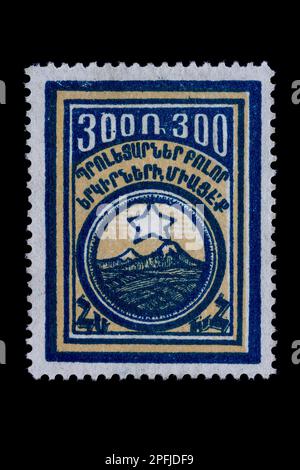 Francobollo iniziale dall'Armenia. Creato ma mai pubblicato nel 1922. Design con stella sopra le montagne. Valore nominale 3000 R Foto Stock
