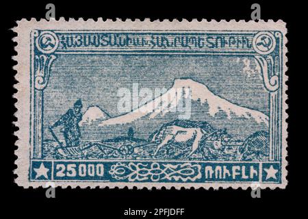 Francobollo iniziale dall'Armenia. Creato ma mai pubblicato nel 1921. Mostra la scena agricola con montagne innevate. Valore nominale 25000 rubli. Foto Stock