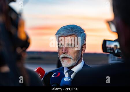 Rzeszow, Polonia. 17th Mar, 2023. Il presidente ceco Petr Pavel parla ai giornalisti durante il briefing a Rzeszow, Polonia, 17 marzo 2023. Il nuovo presidente ceco Petr Pavel conclude la sua visita di due giorni in Polonia. Credit: Roman Vondrous/CTK Photo/Alamy Live News Foto Stock