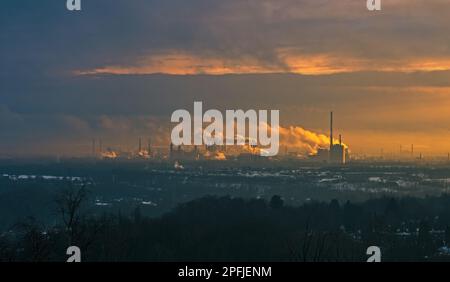 Moravia in Fire - la foto mostra un complesso industriale funzionante - centrale elettrica nella città ceca di Ostrava durante il tramonto. Presa nel dicembre 2022. Foto Stock