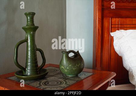 Bella ceramica artigiano verde esposto su un tavolo laterale in una camera da letto presso la tenuta 1878 Eustis. La casa è splendido esempio del 19th ° secolo A. Foto Stock