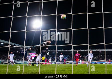 Heidenheim, Germania. 17th Mar, 2023. Calcio: 2. Bundesliga, 1. FC Heidenheim - Karlsruher SC, giorno 25, Voith-Arena. Kevin Sessa di Heidenheim segna l'obiettivo per farlo 5:2 contro Marius Gersbeck, portiere di Karlsruhe. Credito: Tom Weller/dpa - NOTA IMPORTANTE: In conformità ai requisiti della DFL Deutsche Fußball Liga e del DFB Deutscher Fußball-Bund, è vietato utilizzare o utilizzare fotografie scattate nello stadio e/o della partita sotto forma di sequenze di immagini e/o serie di foto simili a video./dpa/Alamy Live News Foto Stock