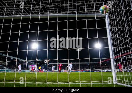 Heidenheim, Germania. 17th Mar, 2023. Calcio: 2. Bundesliga, 1. FC Heidenheim - Karlsruher SC, giorno 25, Voith-Arena. Kevin Sessa di Heidenheim segna l'obiettivo per farlo 5:2 contro Marius Gersbeck, portiere di Karlsruhe. Credito: Tom Weller/dpa - NOTA IMPORTANTE: In conformità ai requisiti della DFL Deutsche Fußball Liga e del DFB Deutscher Fußball-Bund, è vietato utilizzare o utilizzare fotografie scattate nello stadio e/o della partita sotto forma di sequenze di immagini e/o serie di foto simili a video./dpa/Alamy Live News Foto Stock