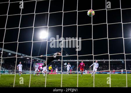 Heidenheim, Germania. 17th Mar, 2023. Calcio: 2. Bundesliga, 1. FC Heidenheim - Karlsruher SC, giorno 25, Voith-Arena. Kevin Sessa di Heidenheim segna l'obiettivo per farlo $5:2 contro il portiere di Karlsruhe Marius Gersbeck Credit: Tom Weller/dpa - NOTA IMPORTANTE: In conformità ai requisiti della DFL Deutsche Fußball Liga e del DFB Deutscher Fußball-Bund, è vietato utilizzare o utilizzare fotografie scattate nello stadio e/o della partita sotto forma di sequenze di immagini e/o serie di foto simili a video./dpa/Alamy Live News Foto Stock