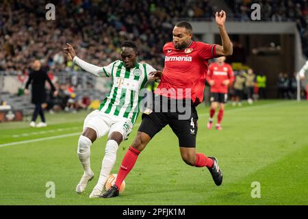 Budapest, Ungheria. 16h marzo 2023. Adama Traore (20) di Ferencvaros e Jonathan Tah (4) di Bayer Leverkusen visto durante la partita della UEFA Europa League tra Ferencvaros e Bayer Leverkusen alla Groupama Arena di Budapest. (Photo credit: Gonzales Photo - Balazs Popal). Foto Stock