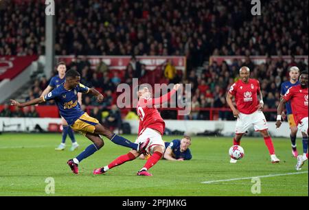 Alexander Isak del Newcastle United spara durante la partita della Premier League al City Ground, Nottingham. Data immagine: Venerdì 17 marzo 2023. Foto Stock