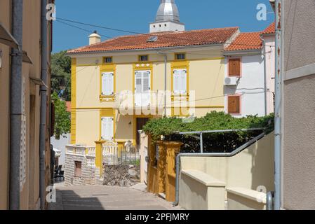 Panorami pittoreschi e impressioni di Omisalj, una piccola cittadina situata sull'isola di Krk, risalente all'epoca romana. Foto Stock