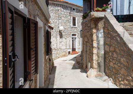 Panorami pittoreschi e impressioni di Omisalj, una piccola cittadina situata sull'isola di Krk, risalente all'epoca romana. Foto Stock