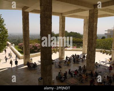 Gli ospiti possono godere dell'ombra del Getty Center Garden Terrace Cafe, guardando verso il Giardino Centrale - 9 Agosto 2017 Foto Stock