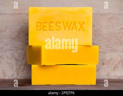 Pure Natural Bees Wax (Beeswax) come esce dal Hive. Fuso e rotto in pezzi.  Usato in Medicina, cosmetica e Candle Making Foto stock - Alamy