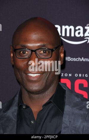 **FOTO DEL FILE** Lance Roddick è scomparsa. WEST HOLLYWOOD, CA - 3 MARZO: Lancia Reddick alla prima edizione della stagione 'Bosch' 2 di Amazon tenutasi al SilverScreen Theater presso il Pacific Design Center il 3 marzo 2016 a West Hollywood, California. Credito: David Edwards/MediaPunch Foto Stock