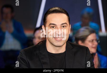 Amburgo, Germania. 17th Mar, 2023. Bülent Ceylan, comico, prima della registrazione del 'NDR Talk Show'. Credit: Georg Wendt/dpa/Alamy Live News Foto Stock