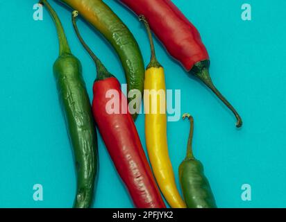 Mucchio di peperoncino piccante piccante colorato cibo fondo speziato Foto Stock