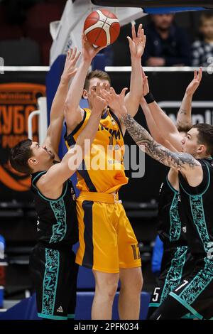 San Pietroburgo, Russia. 17th Mar, 2023. Dmitry Kadoshnikov (C) di Khimki passa la palla come Evgenii Baburin (L), Alexander Gankevich #5 e Salash (R) di Nizhny Novgorod difendere durante la finale di Coppa Russa quattro semi-finale di pallacanestro tra pari Nizhny Novgorod e Khimki il 17 marzo 2023 alla Sibur Arena a San Pietroburgo, Russia. (Foto di Mike Kireev/NurPhoto) Credit: NurPhoto SRL/Alamy Live News Foto Stock