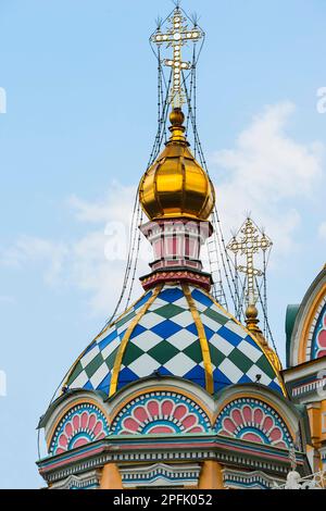 Cattedrale dell'Ascensione, conosciuta anche come Cattedrale di Zenkov, particolare della facciata, Parco Panfilov, Almaty, Kazakistan, Asia Centrale Foto Stock