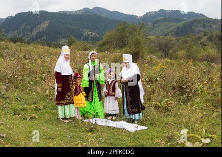 Tussau Kesu cerimonia conosciuta come taglio della minaccia, villaggio etnografico kazako di AUL gunny, città di Talgar, Almaty, Kazakistan, Asia Centrale Foto Stock