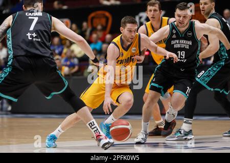 San Pietroburgo, Russia. 17th Mar, 2023. Dmitry Nezvankin (C) di Khimki in azione contro Ivan Strebkov #19 di Nizhny Novgorod durante la finale di Coppa Russa quattro semi-finale partita di pallacanestro tra pari Nizhny Novgorod e Khimki il 17 marzo 2023 alla Sibur Arena di San Pietroburgo, Russia. (Foto di Mike Kireev/NurPhoto) Credit: NurPhoto SRL/Alamy Live News Foto Stock