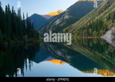 Lago di Kolsay la mattina presto, Monti Tien Shan, Kazakistan Foto Stock