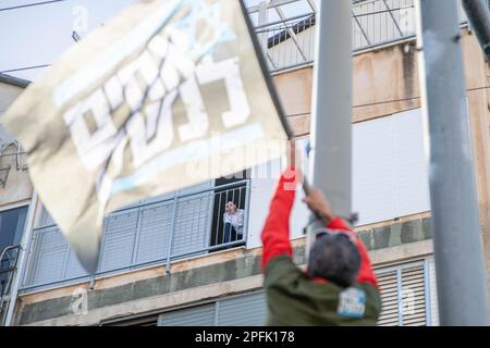 Bnei Brak, Israele. 16th Mar, 2023. Un giovane ortodosso guarda un soldato di riserva che protestava contro la riforma durante la manifestazione. I soldati hanno aperto un “centro di reclutamento” al servizio militare IDF in un atto di protesta contro la revisione giudiziaria nella città ultra-ortodossa di Bnei Brak. Credit: SOPA Images Limited/Alamy Live News Foto Stock