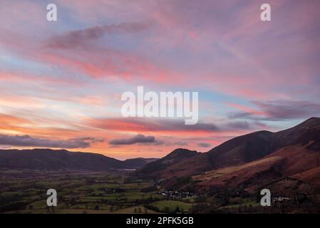 Splendido paesaggio invernale al tramonto sulla gamma Skiddaw che guarda verso il lago Bassenthwaite nel Lake District Foto Stock